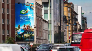 Affichage d'une publicité événementielle sur le périphérique parisien près de la Porte-de-Clichy pour le Parc Astérix