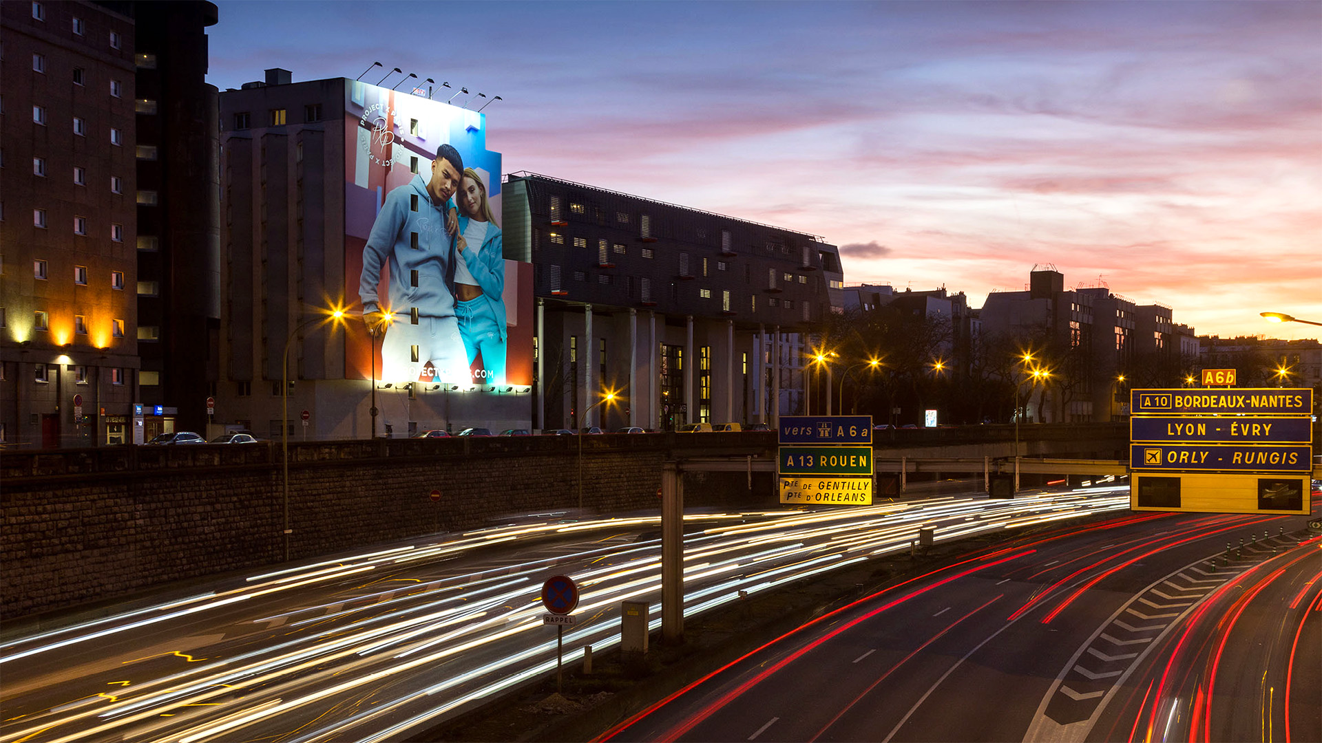 Emplacement publicitaire pour une bâche d'affichage d'une publicité événementielle sur une surface de 360 m² sur le périphérique parisien