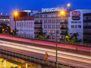 Une publicité lumineuse et événementielle sur le périphérique parisien près de la Porte-de-Versailles pour Fiducial et Sud Radio.
