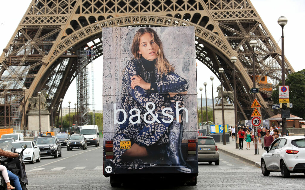 Publicité BigBus : affichage premium les quartiers emblématiques parisiens sur les arrières des bus rouges touristiques à impériale BIG BUS.