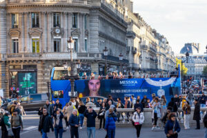 Habillage complet "total covering" d’un bus publicitaire anglais à double étage pour un road show de la marque Messika