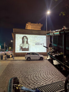 Mapping vidéo d'une image publicitaire sur un mur pour la marque Versace