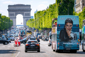 Publicité sur les bus touristiques  BigBus pour un affichage sur les Champs-Élysées à Paris