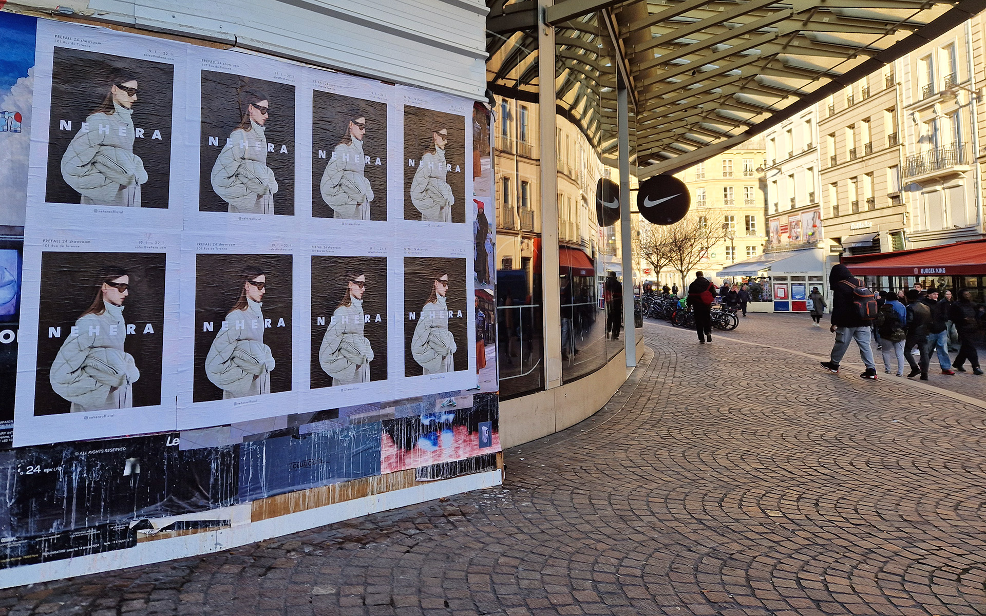 Affichage sauvage street marketing dans Les Halles à Paris pour une marque de mode.