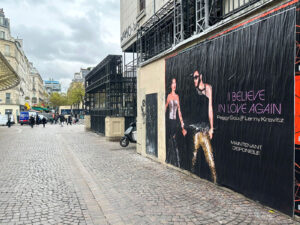Campagne d'affichage street marketing en wild posting à Paris avec des grands formats pour la sortie du nouvel album de Lenny Kravitz.