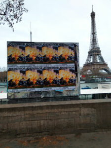 Affichage sauvage à Paris par une agence de street-marketing devant la Tour Eiffel pour Adererror.