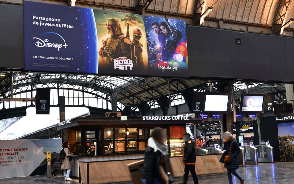 Le réseau des halls de gare des trains SNCF à Paris pour l'affichage de publicité événementielle sur toile