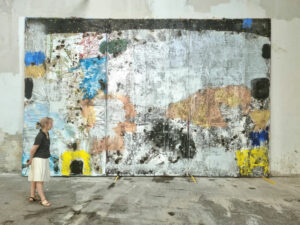 Photo de Xbraguette d'une toile 4x6 m de Joris Brantuas avec Valerie Woillet pendant le montage de l'exposition proposée par Habitec « Produire du Vide » à Nîmes .