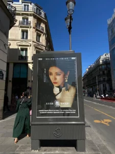 Panneau publicitaire d'affichage urbain de type sucette pour une campagne publicitaire dans le centre ville historique de Paris d'une marque chinoise (China Brand).