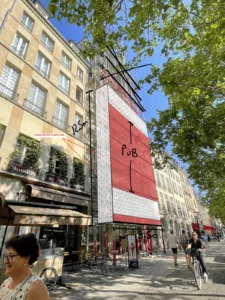 Panneau publicitaire éphémère sur un échafaudage  rue Saint-Martin à Paris sur le Parvis Beaubourg, entre le Centre Pompidou et les Halles de Paris.