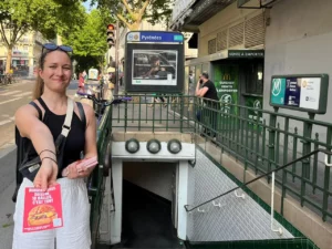 Distribution de prospectus aux entrées du métro pour la promotion d'un restaurant dans sa zone de chalandise.