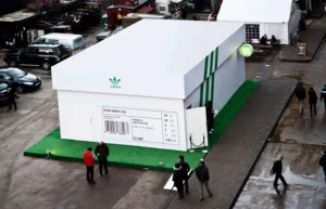 Installation street guerilla marketing d'une boîte à chaussures géante pour la marque Adidas aux couleurs de son modèle Stan Smith