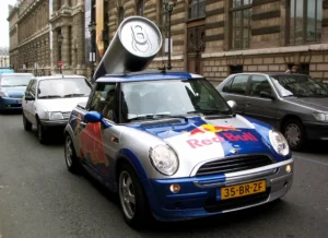Publicité guerilla marketing pour la marque Red Bull avec une voiture publicitaire