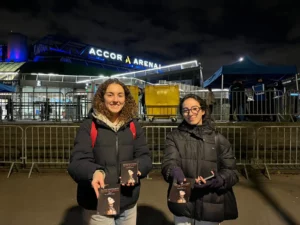 Distribution de flyers à Paris devant un concert à Accor Arena Bercy pour la chanteuse Dafné Kritharas