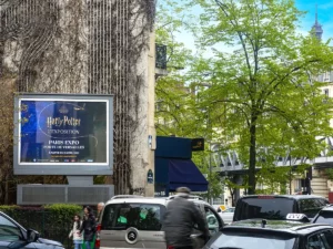 Panneau publicitaire en ville au bord des routes pour des affiches de grand format 4 × 3 m soit 12 m² 