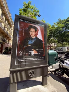 Panneau publicitaire en extérieure pour un affichage urbain en centre-ville avec un format sucette 2 m². Une campagne publicitaire à Paris pour une marque chinoise (China Brand).