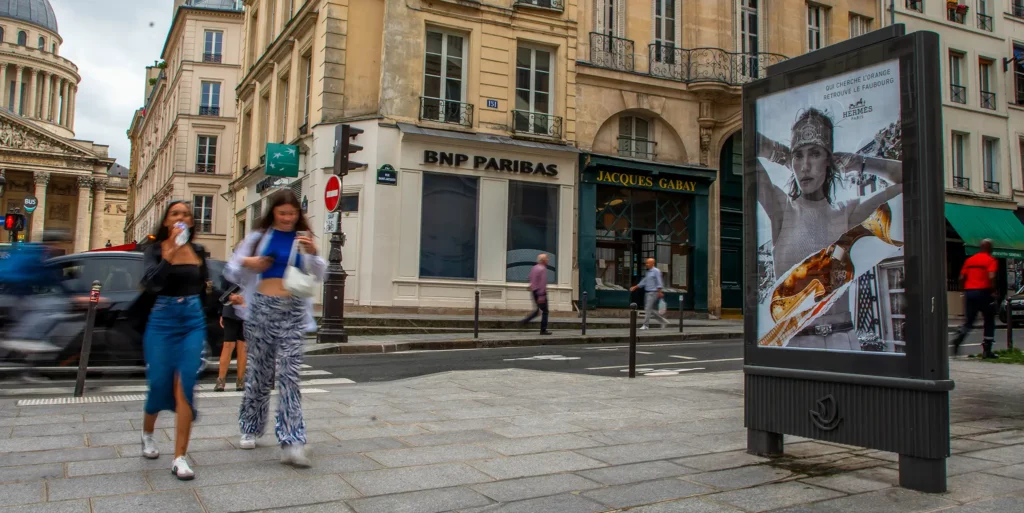 Publcité urbaine, affichage de publicité extérieure out-of-home de dans le centre-ville à Paris pour la marque de mode et de luxe HERMES.