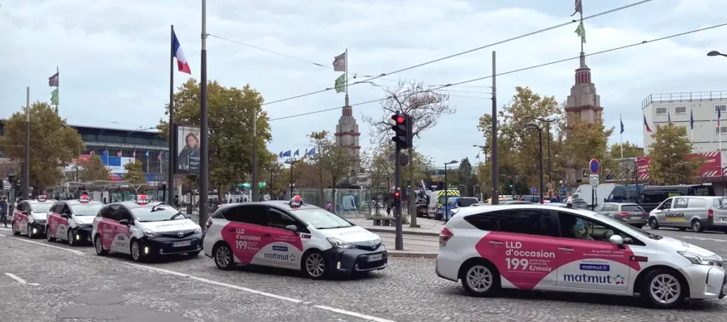 Une flotte de taxi pub devant le parc des expositions de Versailles qui fut privatisé pour une présence publicitaire massive dans la cadre d'une campagne publicitaire pour la mutuelle d'assurance Matmut.