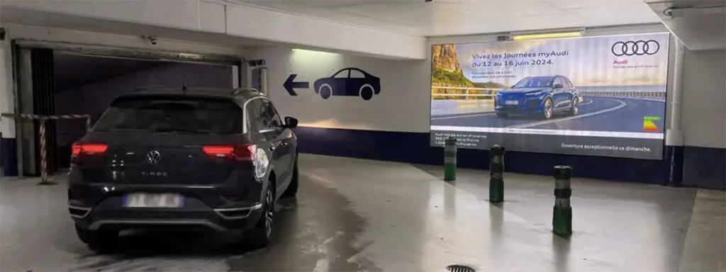 Un panneau d'affichage pour votre publicité parking sur la voie de descente d'un parking urbain pour voiture en centre ville.