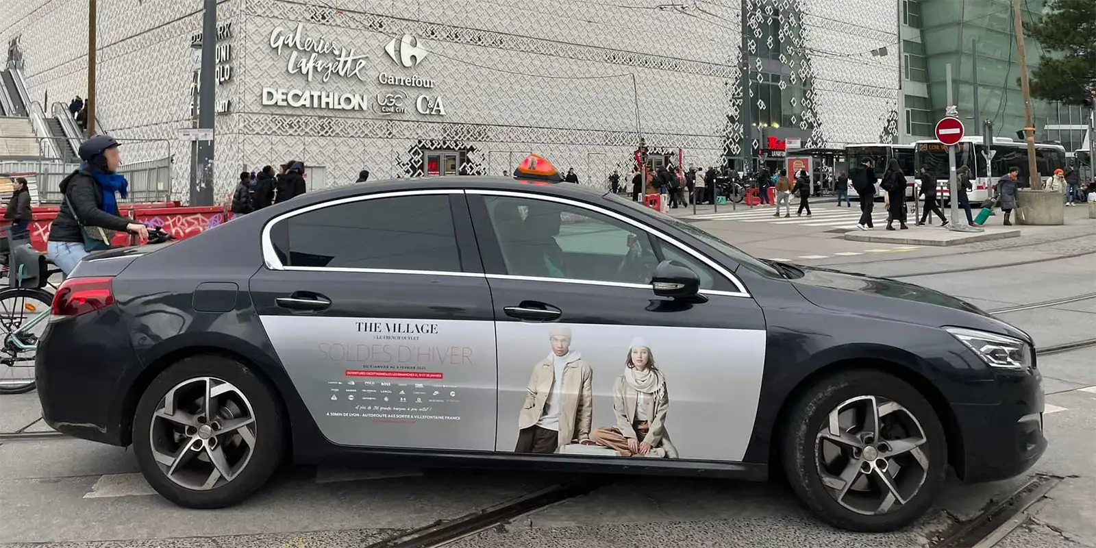 Affichage extérieure d'une publicité urbaine et mobile sur un taxi à Paris