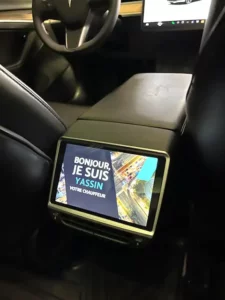 Écran DOOH pour la publicité urbaine dans un véhicule de transports avec chauffeur VTC