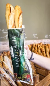 Marketing de proximité sur un sac à pain distribué dans une boulangerie.