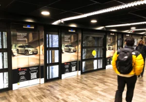 Covering publicitaire d'ascenceurs dans les parkings d'une ville près de la gare et de l'hyper-centre