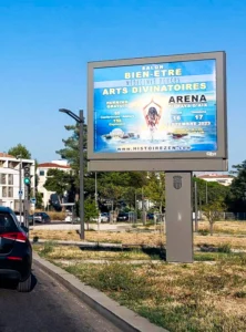 Un grand panneau publicitaire d'affichage urbain 8m² au bord d'une route près de l'entrée d'une ville