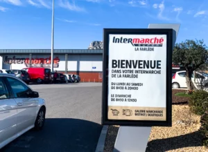 Panneau publicitaire sur un parking de supermarché