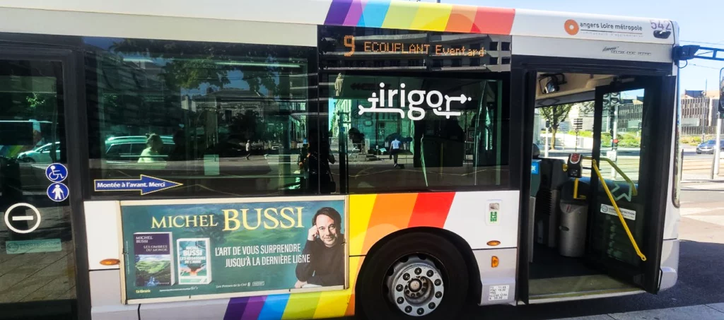 Publicité extérieure urbaine sur les flancs d'un bus de ville