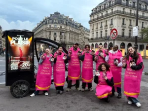 Distribution d'échantillons avec un vélo DOOH à 3 écrans pour la marque Womanizer dans le cadre de sa campagne de publicité "Pour le plaisir".