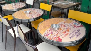 Publicité Médiatables, extérieure et urbaines, sur les tables de brasseries d'Avignon pour les concerts d'un festval