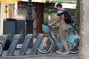 Publicité sur les diapasons pour des roues de vélos des stations Velib' de la Métropole du Grand Paris