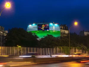 Mur publicitaire Hisense RGB MiniLED de 226 m² illuminé la nuit à la Porte Saint-Mandé, visible depuis le périphérique parisien