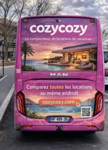 Publicité mobile sur bus pleine surface à l'arrière d'une navette d'aéroport violette pour cozycozy.com, un. comparateur de locations de vacances