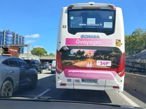 Publicité Ôvoyages pour le Maroc dès 349 € affichée à l'arrière d'un bus Aérobus Paris-Beauvais sur le périphérique parisien.